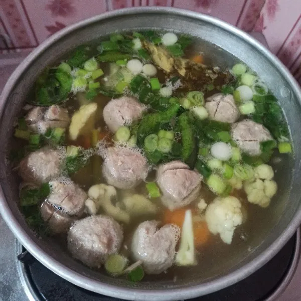 Selanjutnya masukkan bakso dan bumbu yang sudah ditumis.