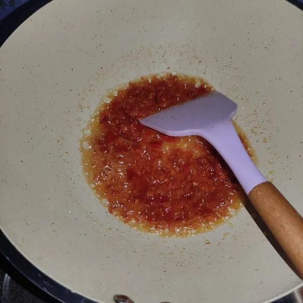 Masukkan cabai, beri garam, masukkan daun jeruk lalu masak sampai aroma langu hilang, koreksi rasa. Matikan api, lalu campur semua bahan, angkat dan siap disajikan selagi hangat.