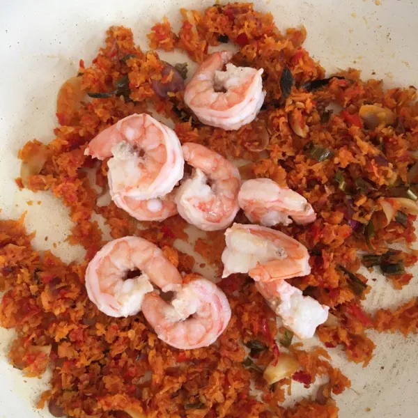 Tambahkan udang, masak dengan api kecil hingga semua tercampur rata.