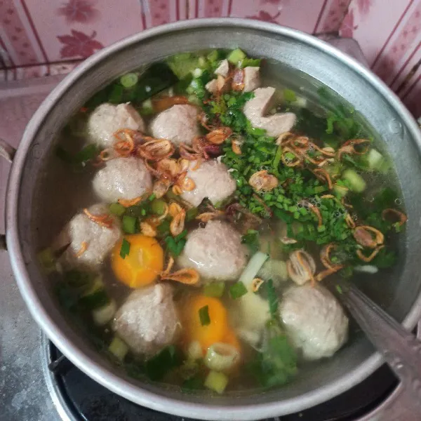 Terakhir masukkan bawang goreng dan seledri aduk sebentar kemudian matikan api.