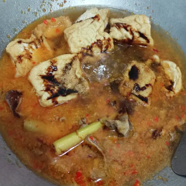 Masukkan tahu dan tambahkan kecap manis.
