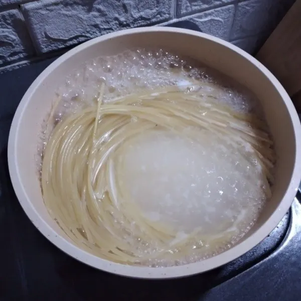 Didihkan air, rebus spaghetti hingga matang al dente, tiriskan, beri sedikit minyak supaya tidak menempel.