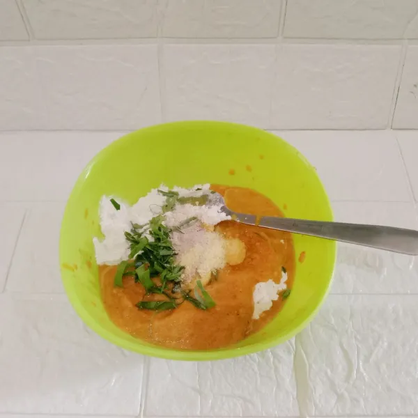Masukkan tepung, air, bumbu halus, penyedap rasa, dan garam, aduk sampai merata.