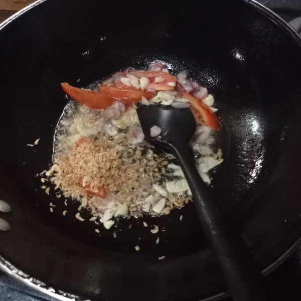 Lalu tumis bawang merah, putih, tomat, dan rebon sampai matang.