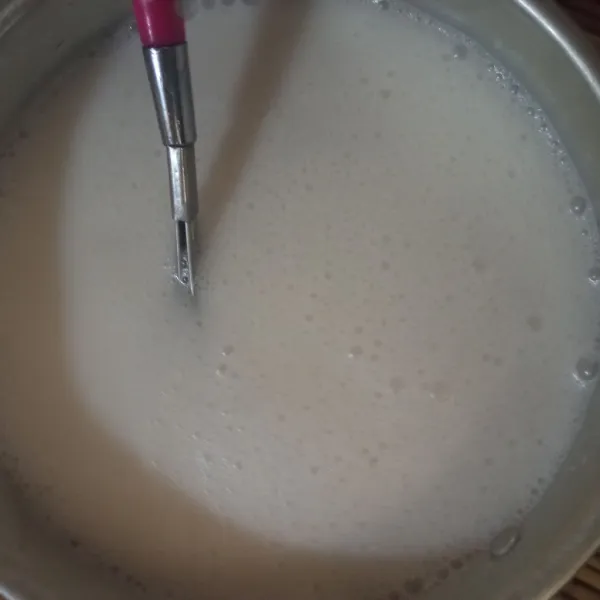 Aduk semua bahan yang sudah dimasukan ke dalam panci hingga tercampur rata.