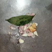 Tumis bawang merah putih, salam, laos hingga wangi.