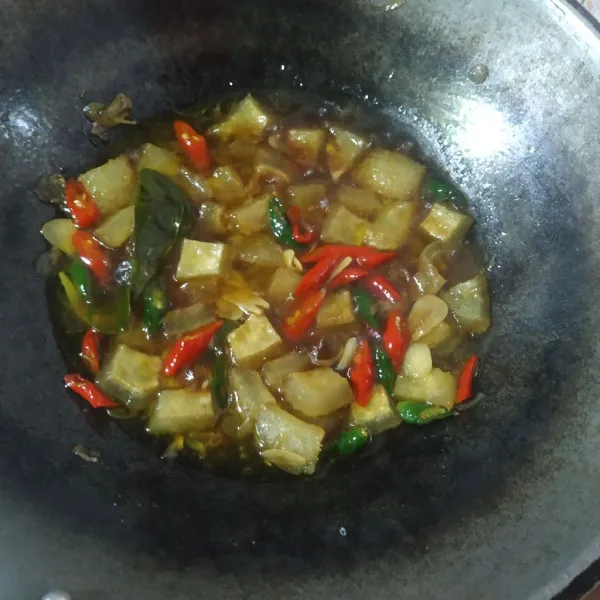 Tuang air, bumbui garam, gula, kaldu bubuk & kecap manis, koreksi rasanya.