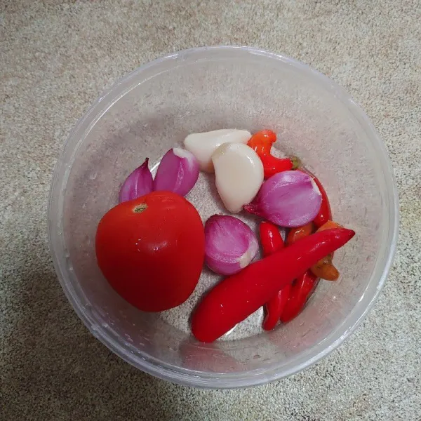 Membuat sambal : Siapkan semua bumbu dan cuci bersih. Lalu masukkan ke gelas blender dan haluskan.