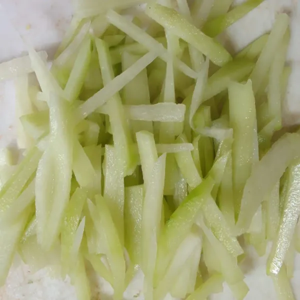 Potong labu siam seperti korek api.