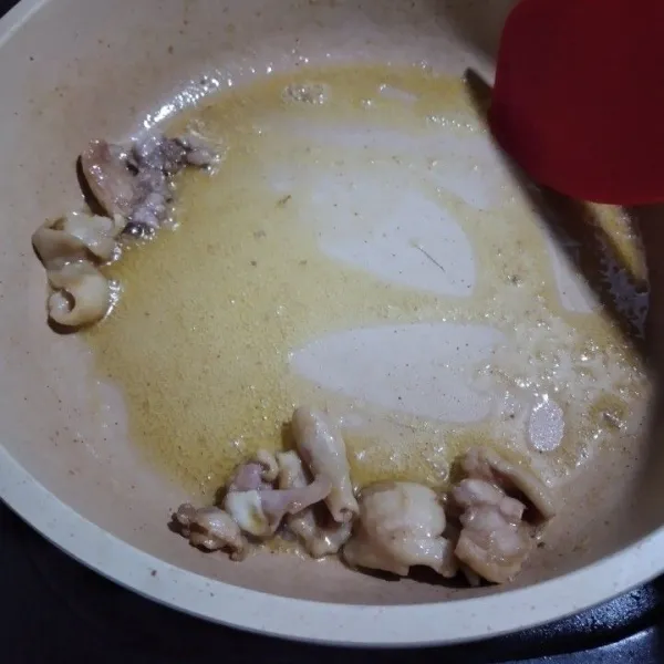 Pisahkan bagian daging ayam dan kulitnya, lelehkan margarin di teflon lalu tumis kulit ayam hingga mengeluarkan minyak dan mengering.