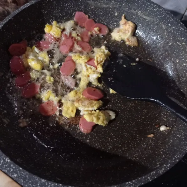 Buat telur orak arik sampai matang, masukan sosis aduk rata.
