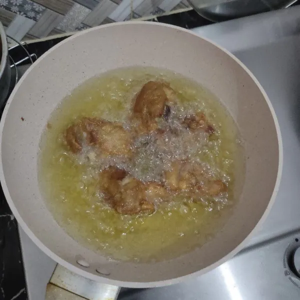 Goreng ayam hingga matang kecoklatan.