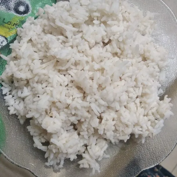 Ambil satu piring nasi suhu ruang.