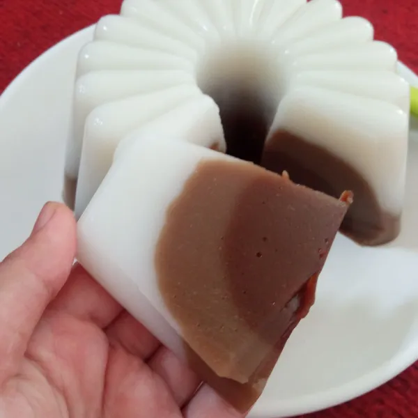 Tunggu agar2 set baru keluarkan dari cetakan dan disajikan.