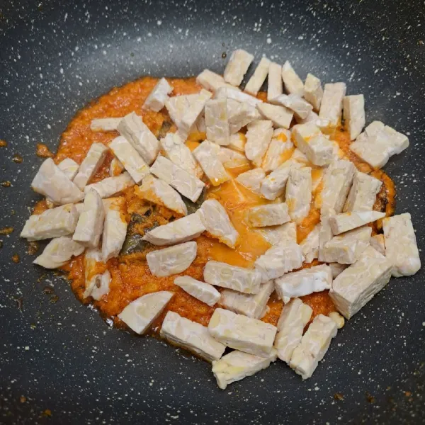 Masukkan tempe, tumis sebentar dengan bumbu.