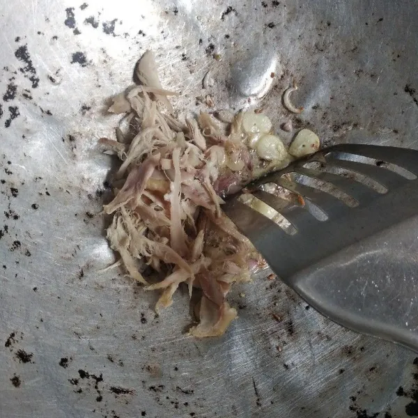 Panaskan minyak, tumis bumbu sampai wangi. Masukkan ayam suwir, aduk rata.