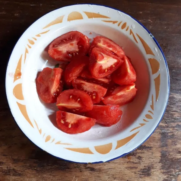 Setelah dingin, kupas tomat dan potong - potong.