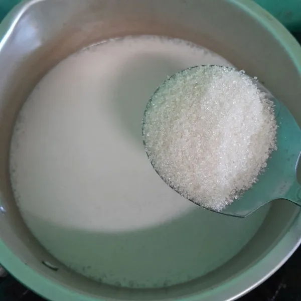 Tambahkan gula pasir dan garam lalu aduk rata.