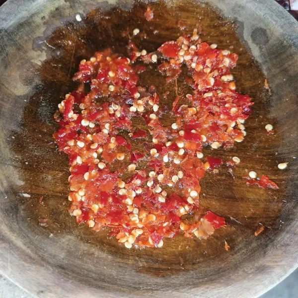 Kemudian ulek sambal sampai halus.