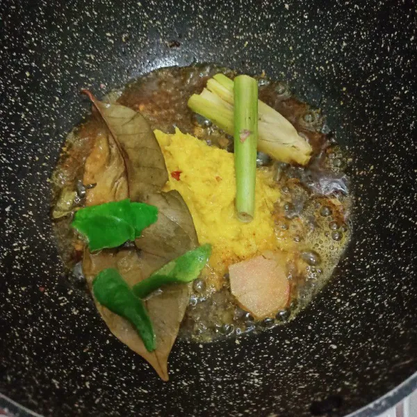 Tumis bumbu halus bersama sereh, salam, daun jeruk, dan laos.