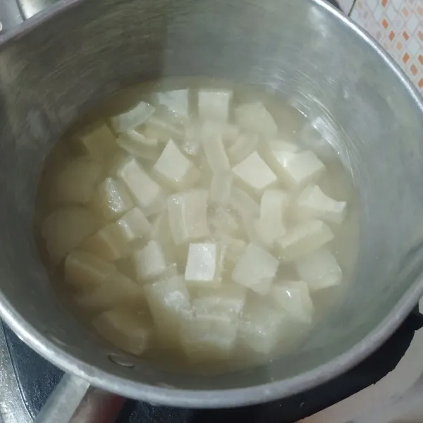 Potong-potong kikil, rebus sampai empuk.