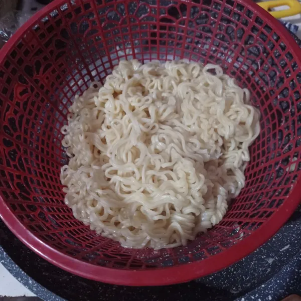 Rebus mie setengah matang, tiriskan.