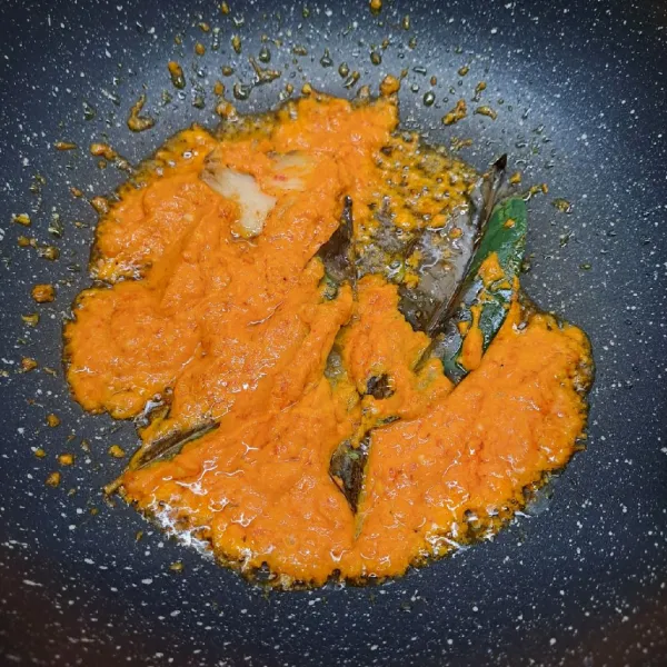 Tumis bumbu halus sampai, salam dan lengkuas sampai harum dan bumbu matang.