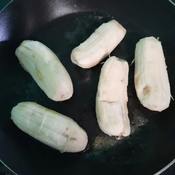 Panggang pisang sampai kedua sisinya matang.