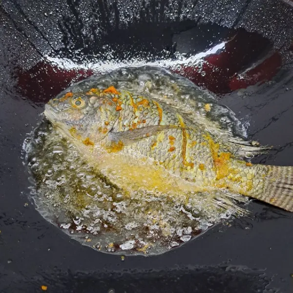 Goreng ikan sampai matang. Angkat dan sisihkan.