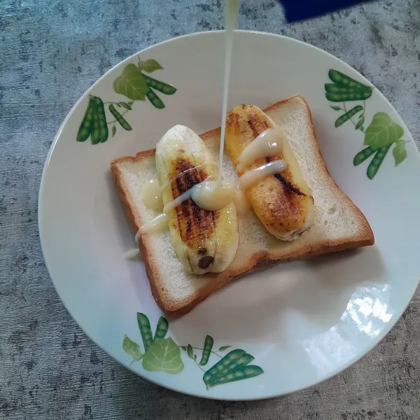 Tambahkan satu sachet susu kental manis.