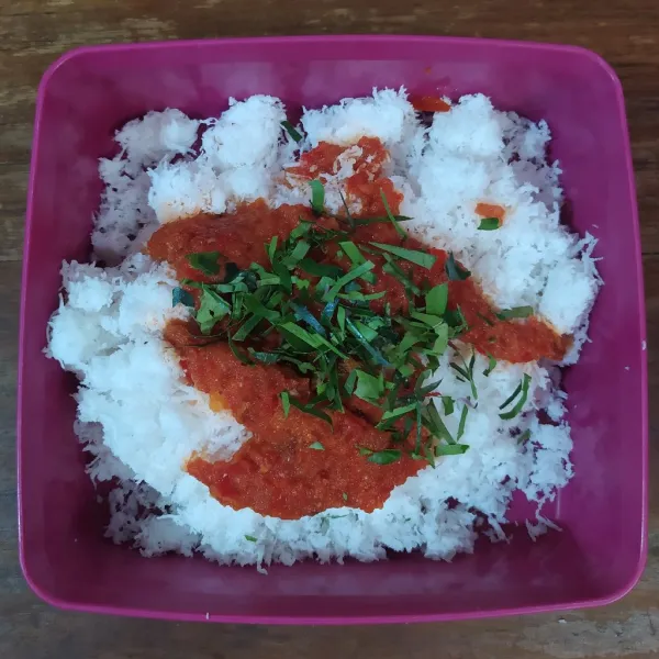 Haluskan bumbu urap-urap.
Masukkan ke dalam wadah tahan panas berisi kelapa parut. Tambahkan irisan daun jeruk lalu aduk sampai rata.
