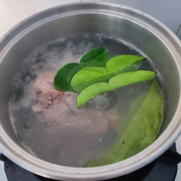 Didihkan 700 ml air, kemudian rebus daging sapi bersama daun jeruk purut, daun salam, dan lengkuas hingga empuk. Kemudian potong dadu.