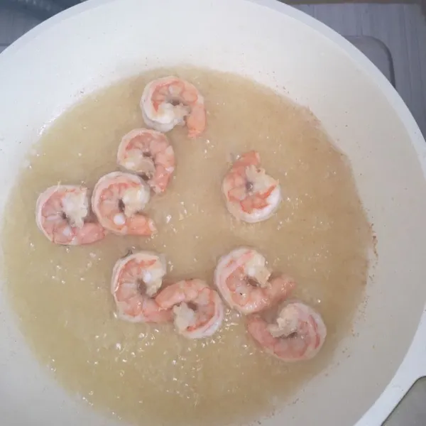 Panaskan minyak, goreng udang 2 menit ditiap sisi. Angkat tiriskan.