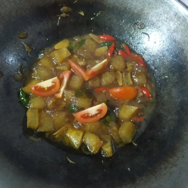 Masak sampai kuah menyusut, saat akan diangkat beri irisan tomat, aduk rata & masak sebentar, lalu angkat & sajikan.