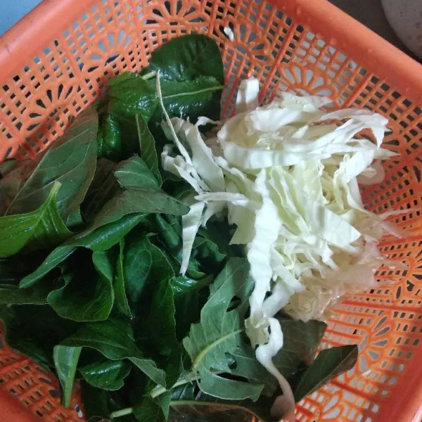 Iris kol ketebalan sedang, ambil daun bayam.