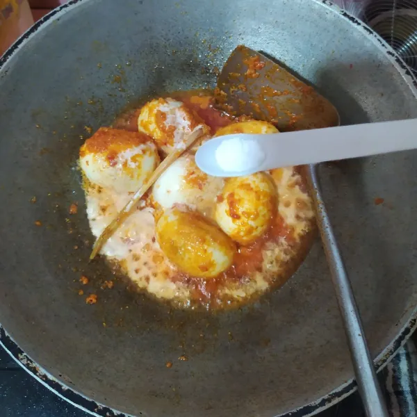 Masukkan santan instan, garam, kaldu bubuk dan gula merah. Koreksi rasa.