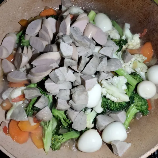 Masukkan telur puyuh, sosis, dan bakso aduk sampai rata masak hingga matang dan siap di sajikan.