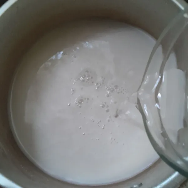 Tuang ke dalam panci santan dan air putih.