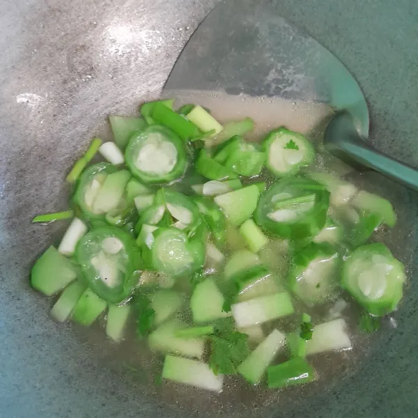 Masak sampai sayuran empuk dan siap disajikan.