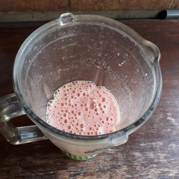 Blender hingga halus. Tuang ke dalam gelas dan sajikan.