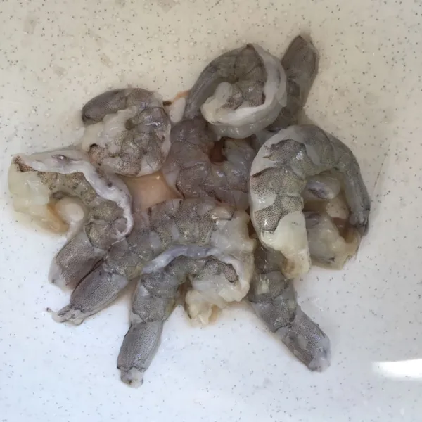 Kupas udang, cuci bersih, beri perasan jeruk nipis dan sedikit garam. Sisihkan.