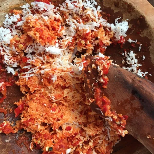 Campur bumbu halus bersama kelapa parut. Beri 1 sdm air perasan jeruk nipis.