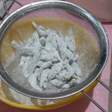 Ayak agar tidak banyak tepung yang ikut tergoreng.