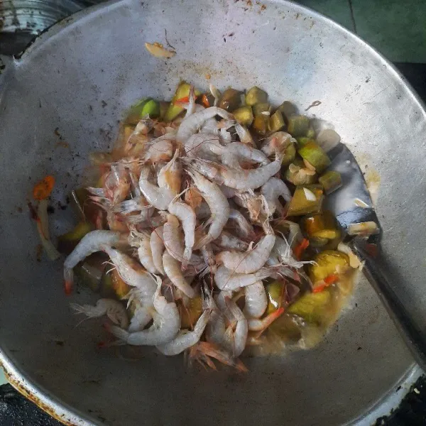 Masukkan udang, masak kembali sampai terong dan udang benar-benar matang.