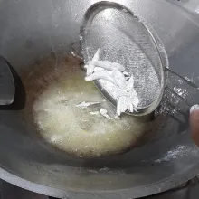 Kemudian goreng dengan minyak panas.