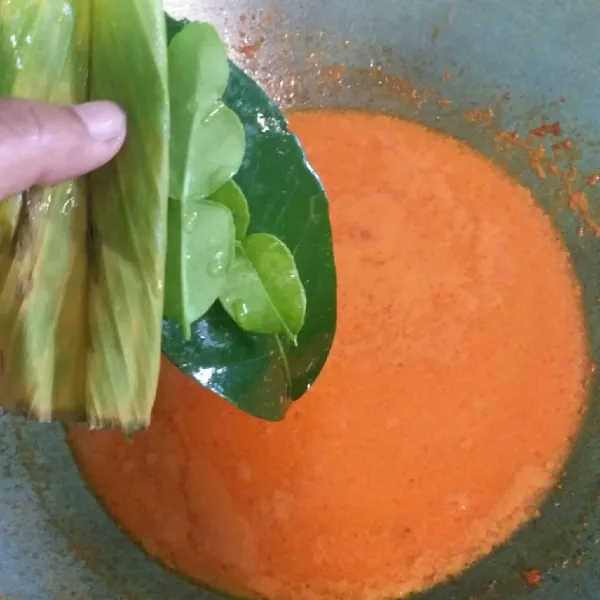 Tambahkan semua daun-daun ke dalam kuah santan.