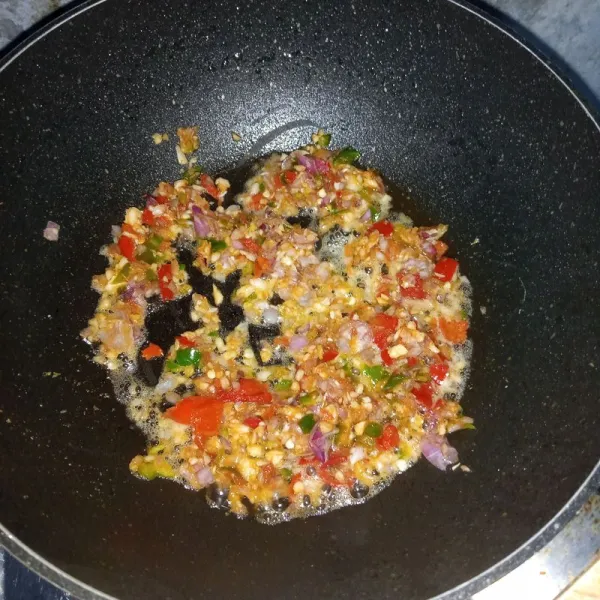 Tumis bumbu sampai harum dan layu.