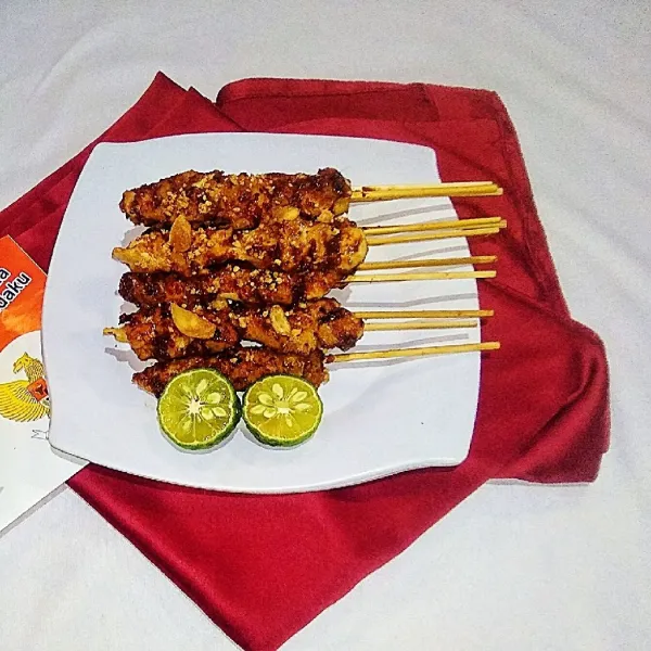 Sate ayam bumbu bakar Cianjur siap disajikan dengan bawang putih goreng dan jeruk limau.
