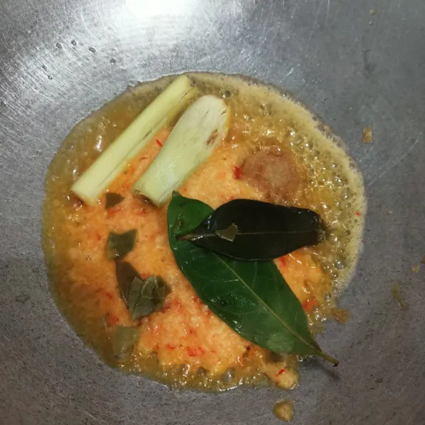 Tumis bumbu halus hingga wangi.