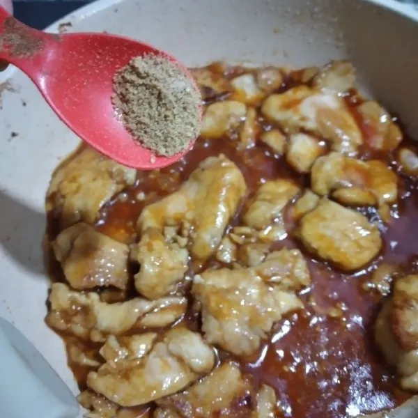 Tambahkan kaldu bubuk, campur merata, masak hingga ayam matang dengan api kecil ke sedang supaya bumbu meresap ke dalam ayam.